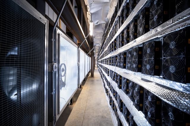 Bitcoin Miner Riot Trims 8.85 Million Bitfarms Shares at Loss